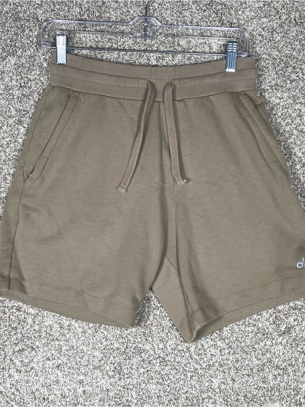 Alo Yoga The Chill Sweat Shorts Unisex Size Small Gravel Tan Drawstring Pockets